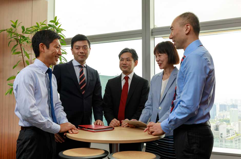 Japan colleagues discussing the insurance market around a table