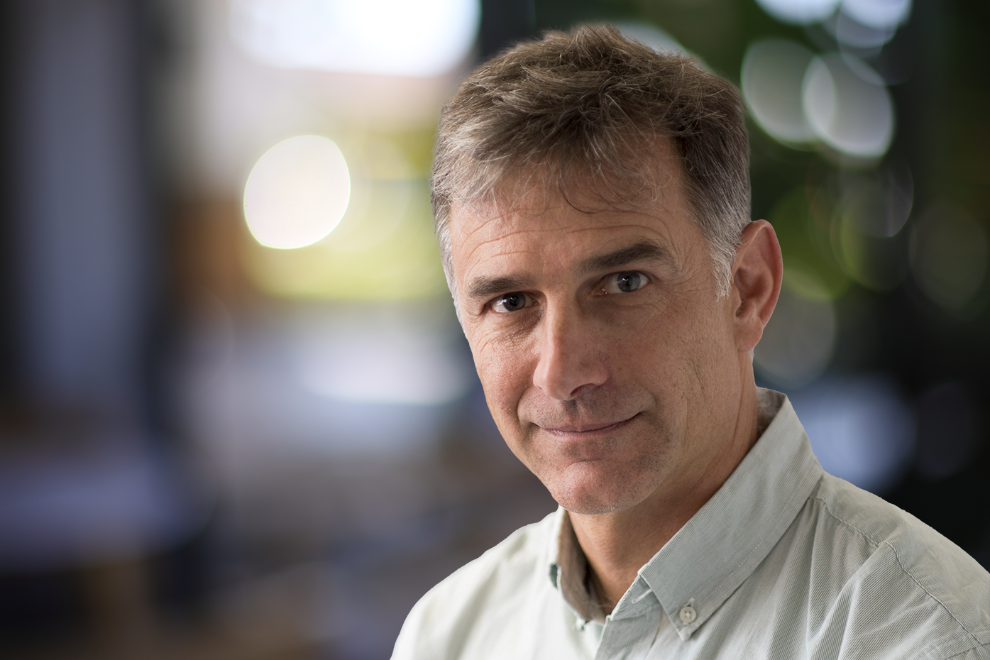 Image of a man before a multicolored backdrop