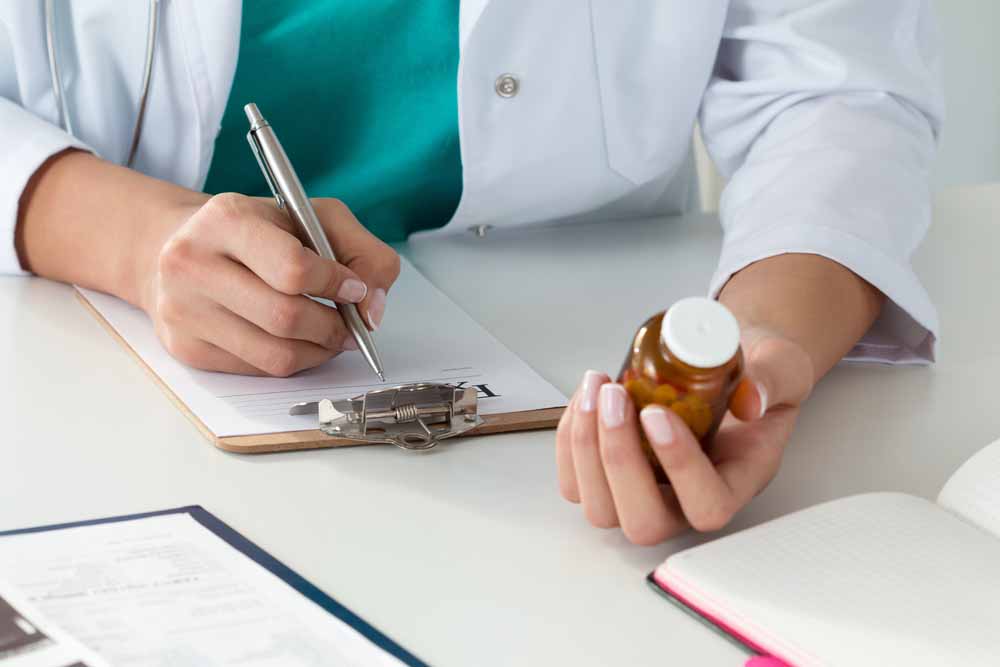 Doctor prescribes opioids