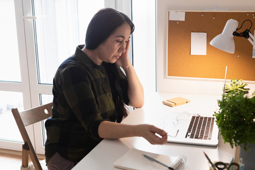 Group Value Added Service thumbnail Worried woman at desk working on computer and thumbnail