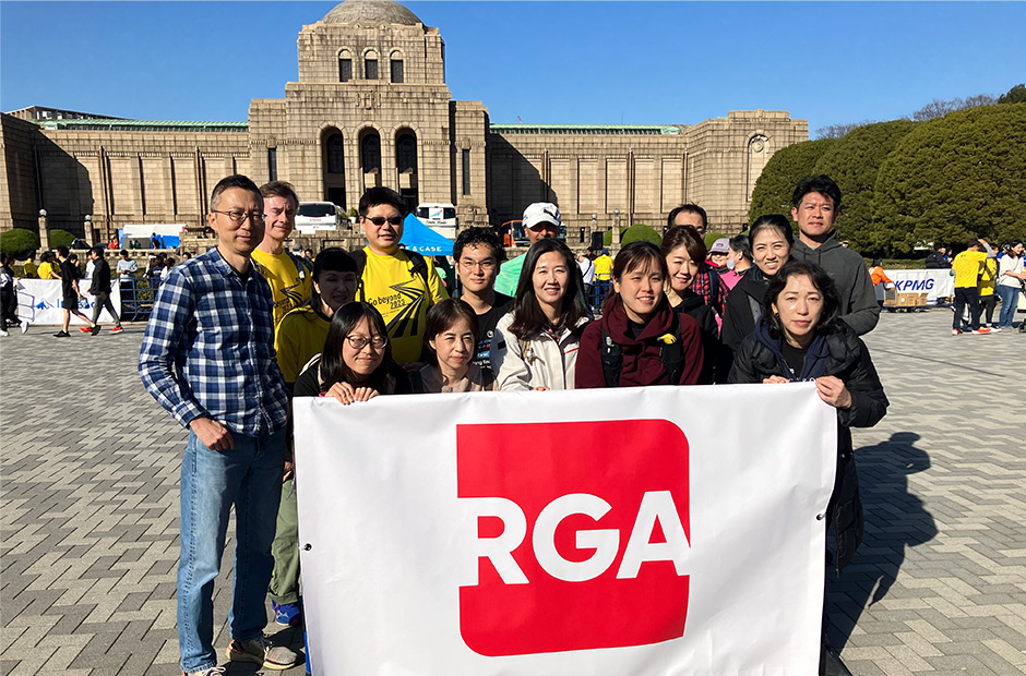 RGA Japan employees pose for a picture at a volunteering event